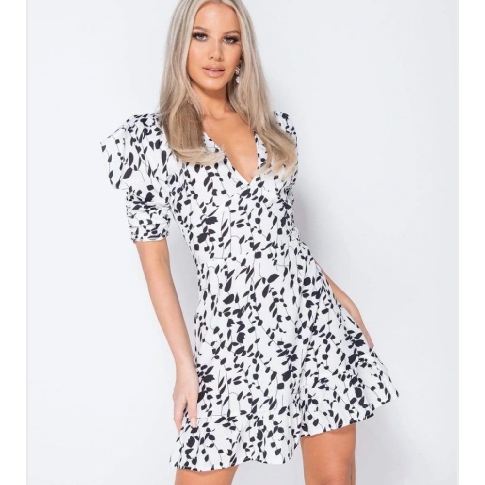 BLACK & WHITE PRINTED PUFF SLEEVE FRILL HEM V NECK MINI DRESS